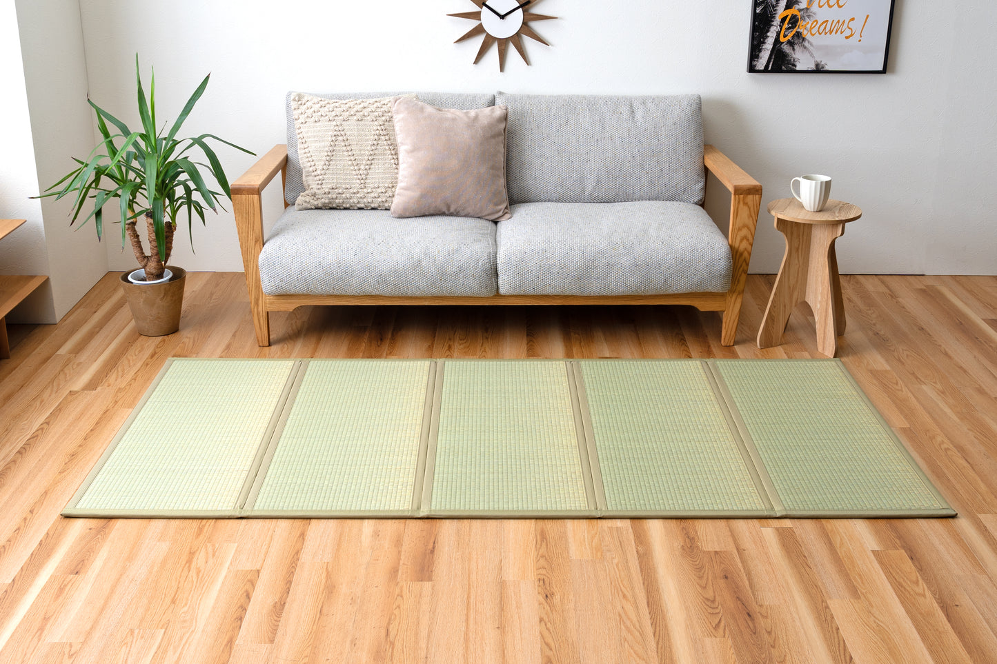 Tatami foldable mattress in Five placed in a minimalist living space, crafted from natural igusa grass, vegan and sustainable.