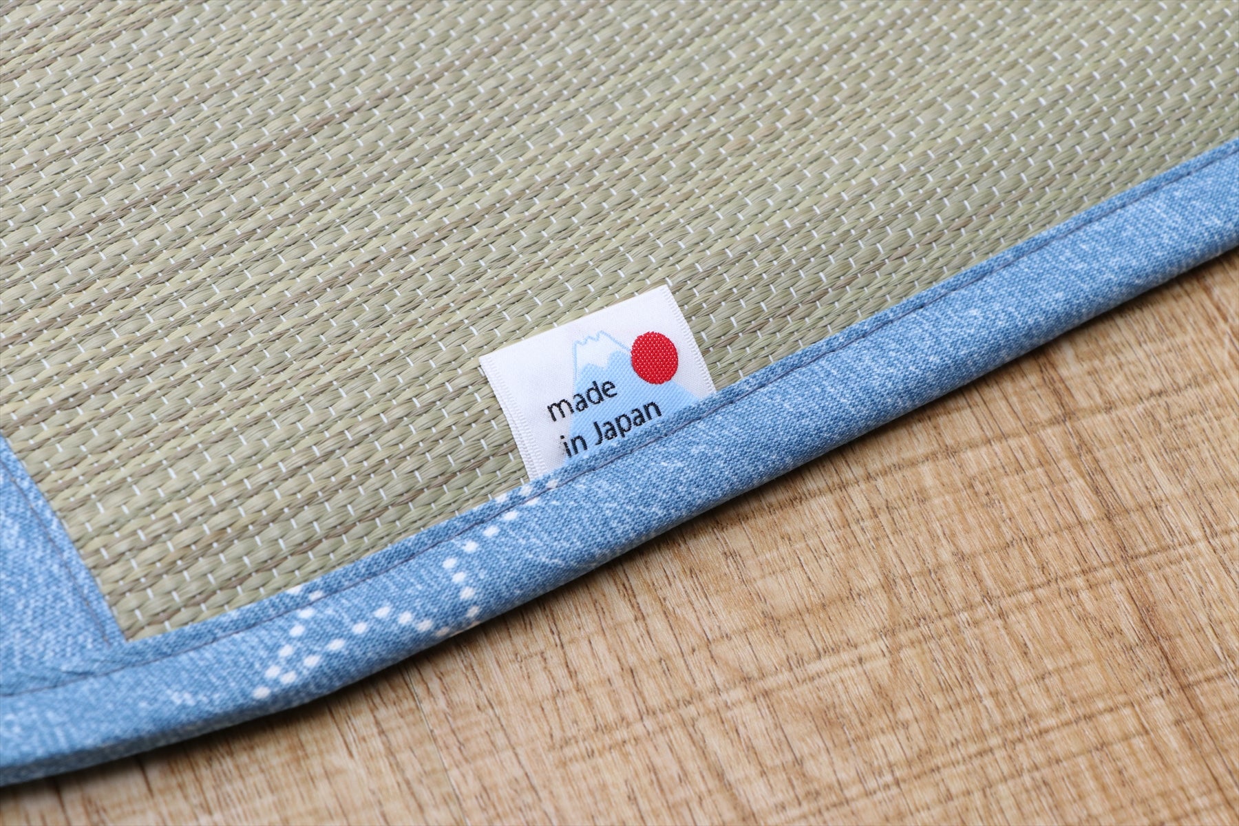 Japanese tatami baby mat made from natural igusa grass, featuring a blue denim border, designed to be vegan, sustainable, and safe for infants.