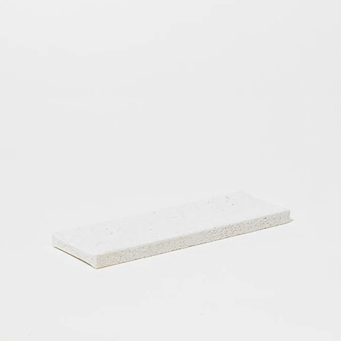 Kaiko white diatomaceous earth absorbent tray made with natural pebbles.