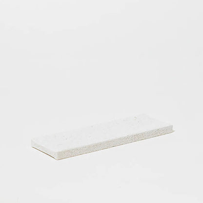 Kaiko white diatomaceous earth absorbent tray made with natural pebbles.