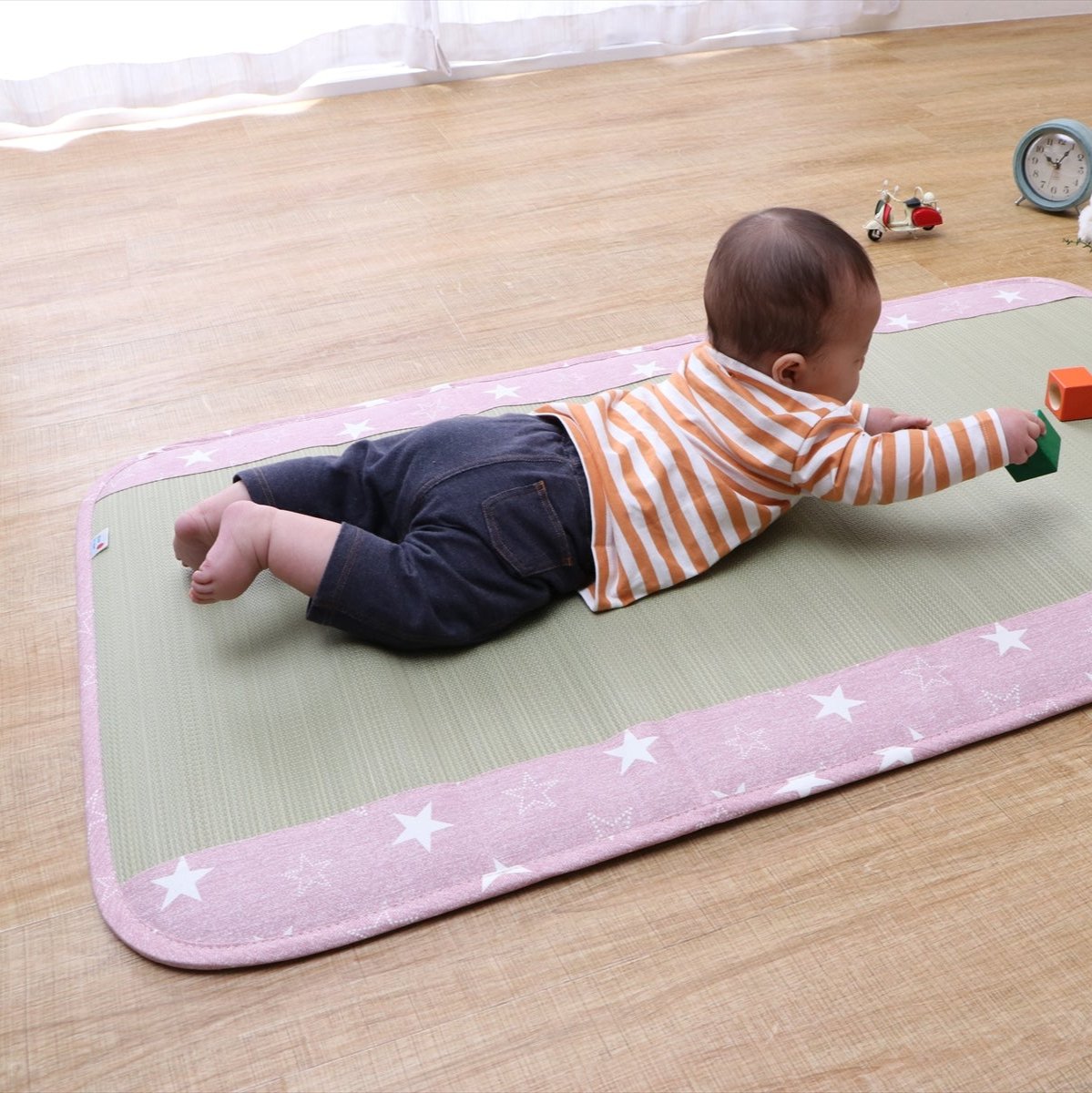 Infant nap mat made from natural igusa rush grass, vegan and sustainable, providing a breathable and safe tatami play surface for babies.