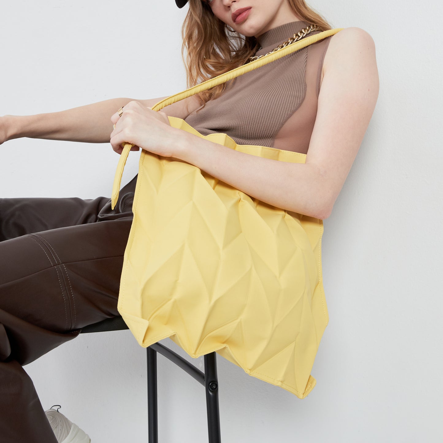 Bolso con Diseño de Nudo en W (Mostaza)