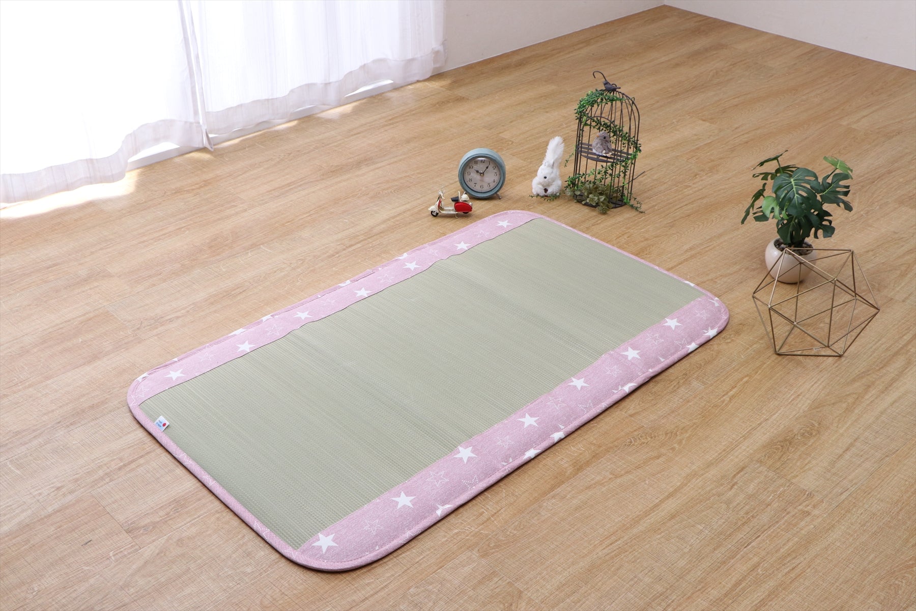 Infant nap mat made from natural igusa rush grass, vegan and sustainable, providing a breathable and safe tatami play surface for babies.