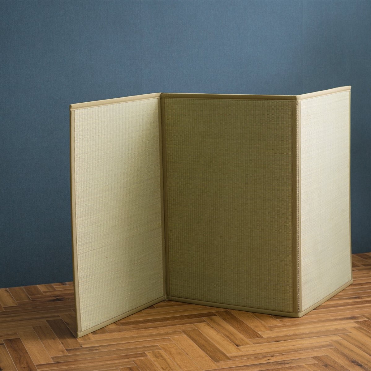 Japanese tatami foldable mattress in Three made from natural igusa rush grass, vegan and sustainable for versatile comfort.