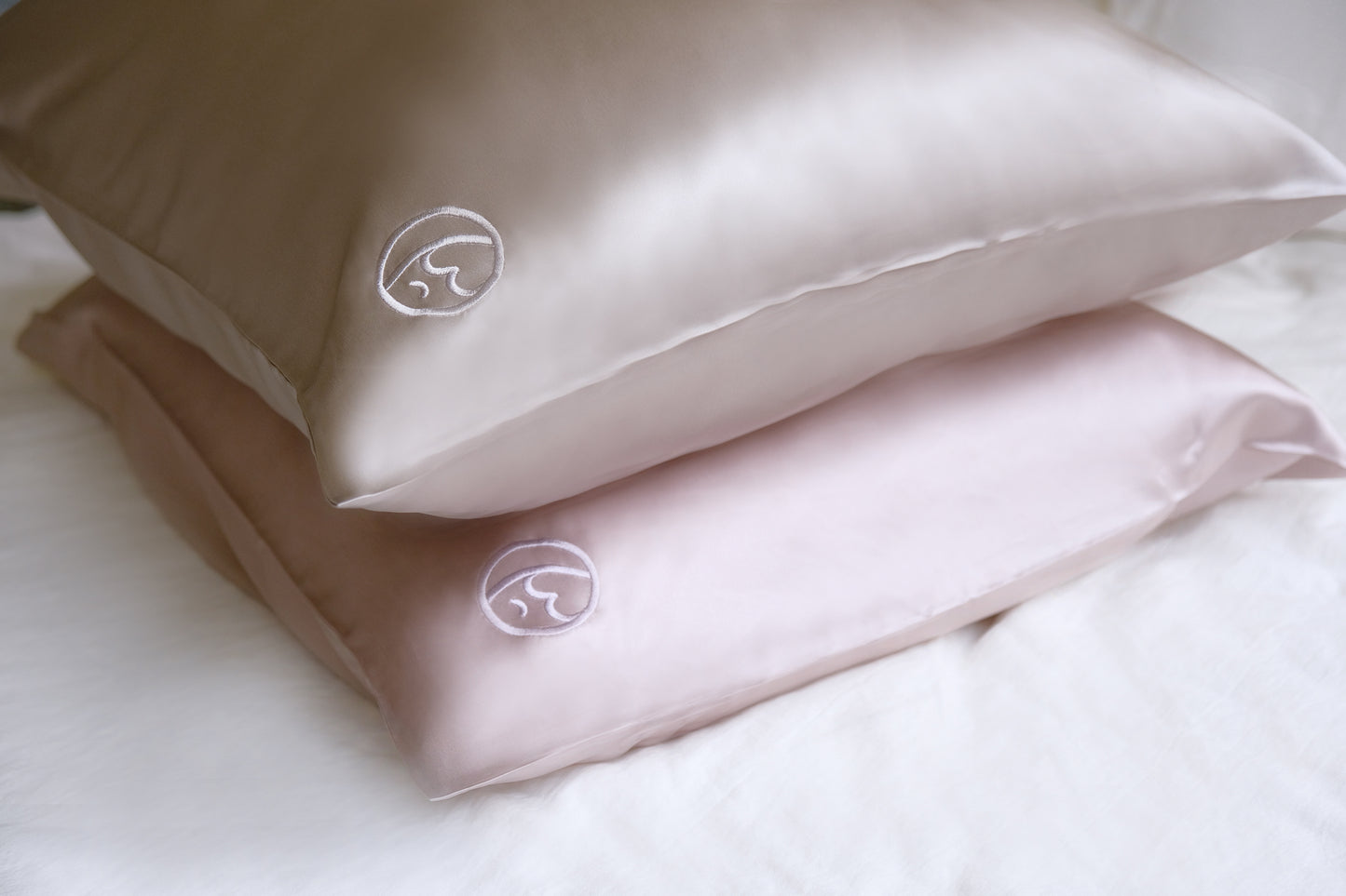 Close-up of premium 6A silk texture on a silver pillowcase, ultra-smooth, breathable and eco-friendly.