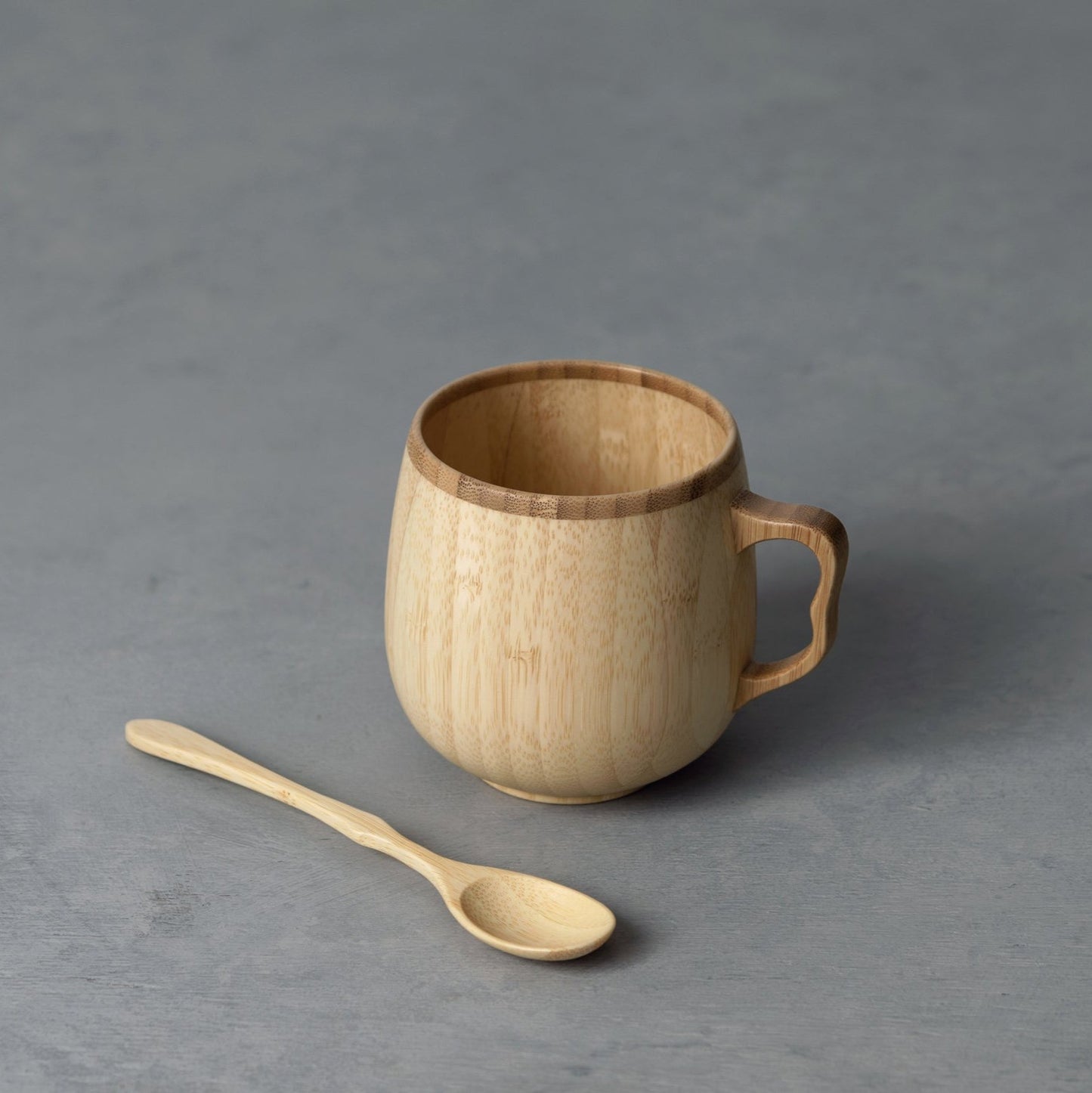 Taza y cuchara de bambu para cafe con leche