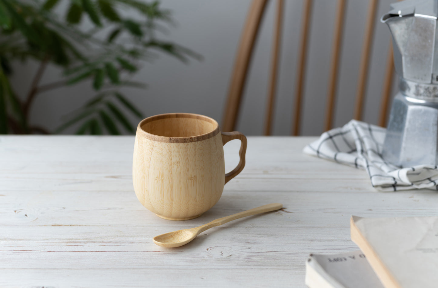 Taza y cuchara de bambu para cafe con leche