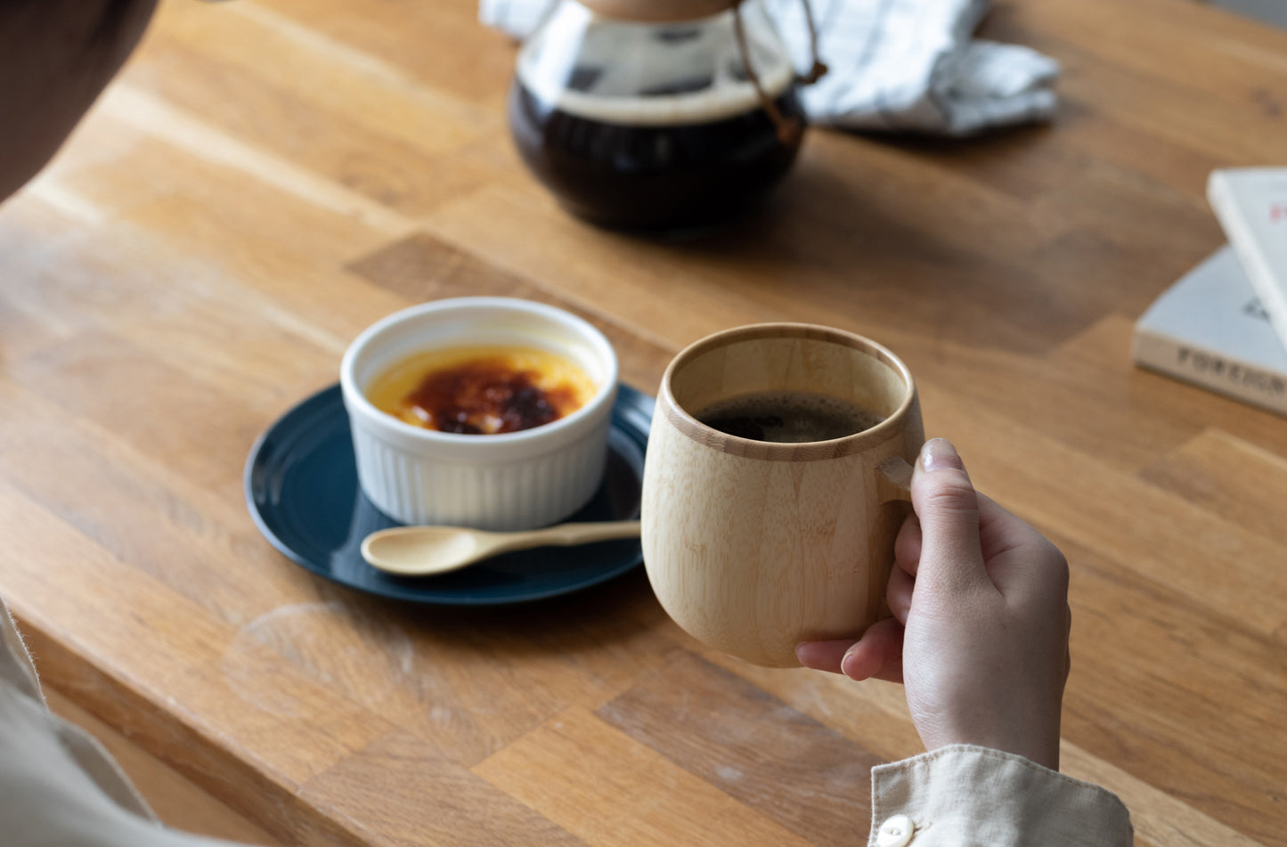 Taza y cuchara de bambu para cafe con leche