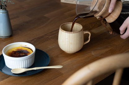 Taza y cuchara de bambu para cafe con leche