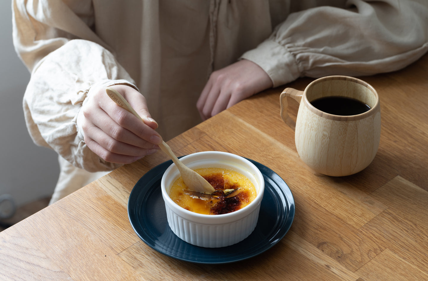Taza y cuchara de bambu para cafe con leche