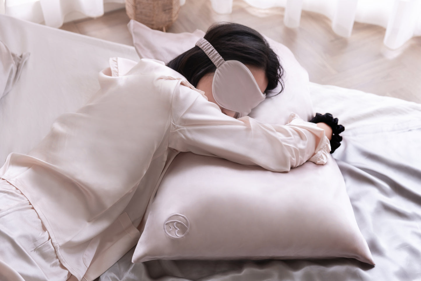 Silver premium silk pillowcase crafted from high-quality 6A silk for refined and sustainable sleep comfort.